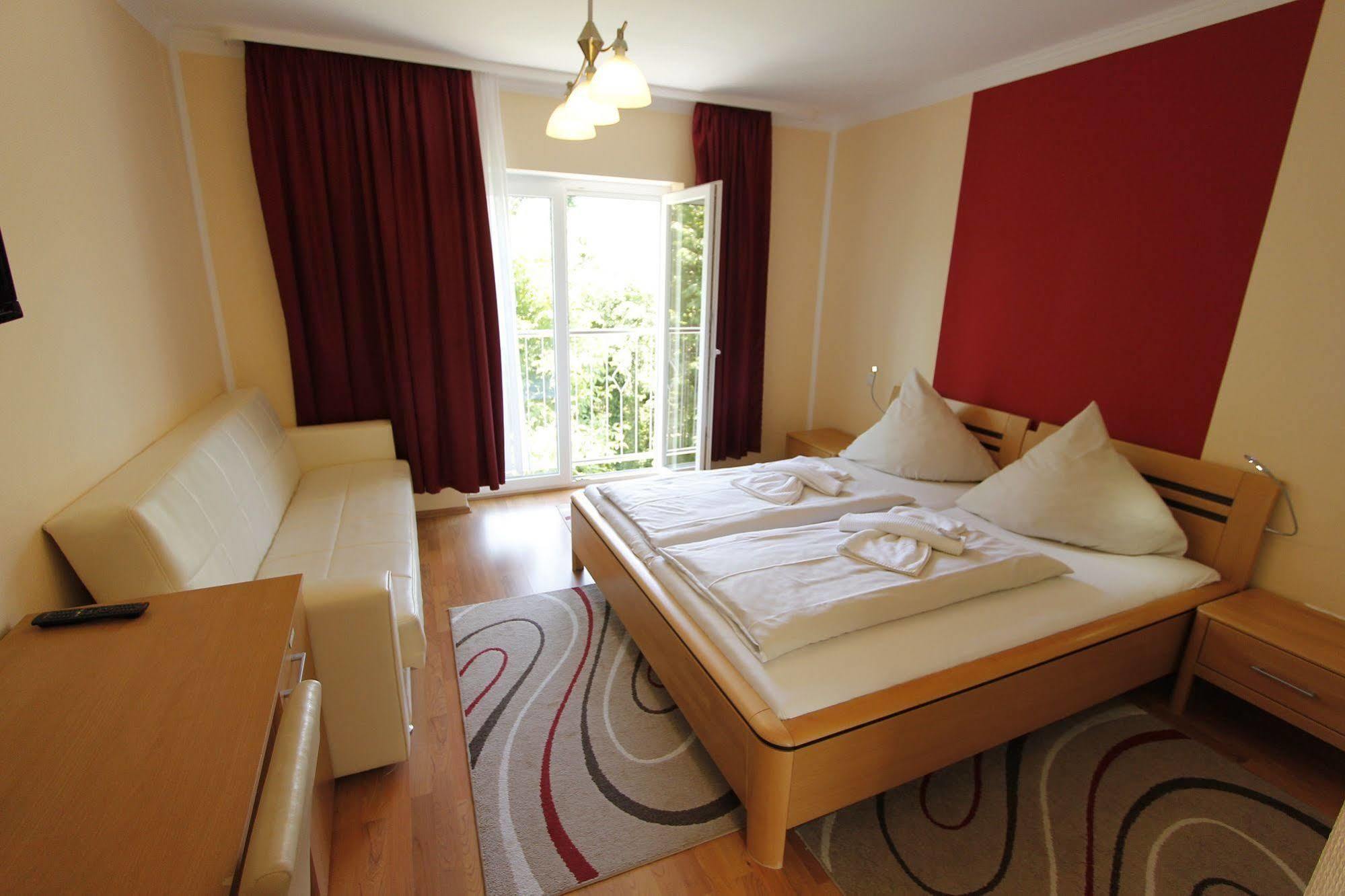 Hotel Rhein-Mosel-View Urbar  Екстер'єр фото